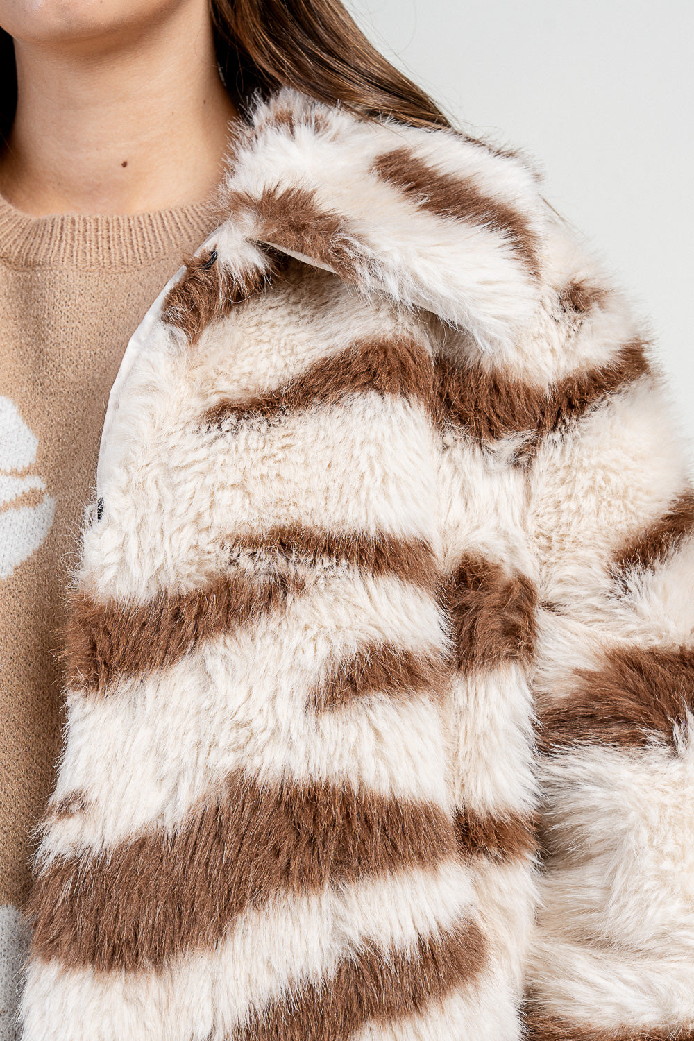 STATEMENT BIG MOTIF L/S FAUX FUR JACKET