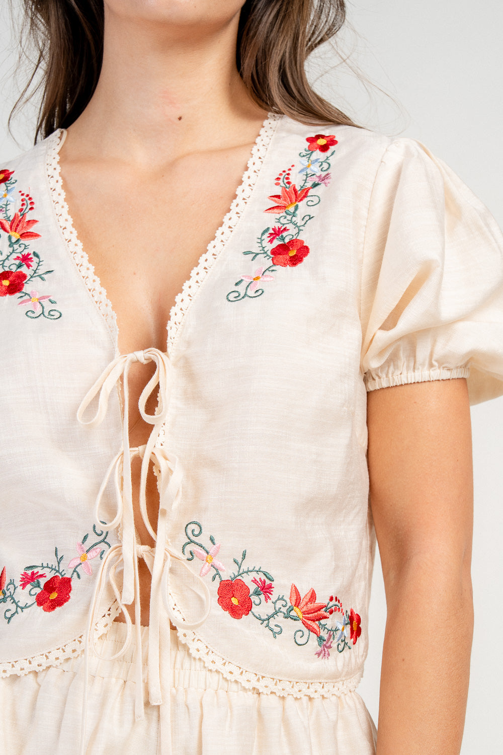 RAYON GAUZE EMBROIDERED DETAILED S/S FRONT TIE TOP&SHORT SET