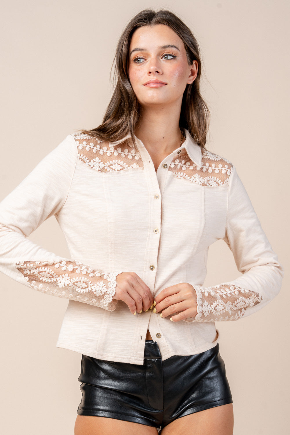 LACE YOKE & SLEEVE PANEL DETAILED FRONT BOTTON DOWN KNIT TOP