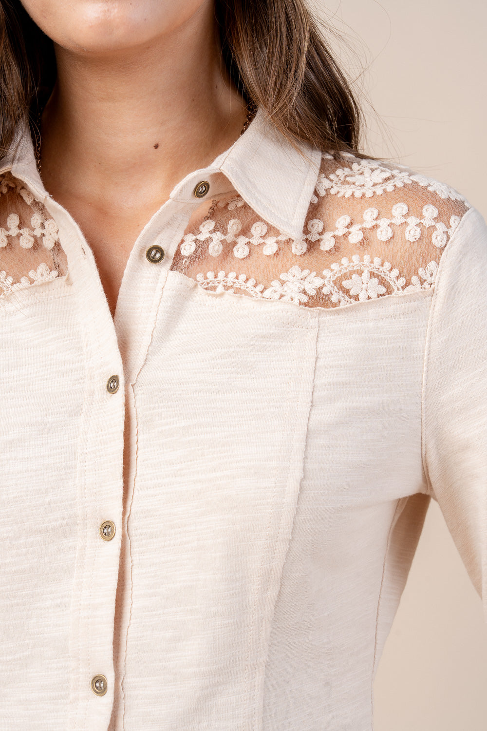 LACE YOKE & SLEEVE PANEL DETAILED FRONT BOTTON DOWN KNIT TOP